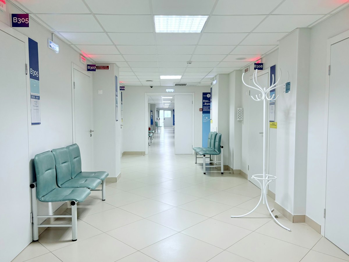Coridor de spital cu scaune de așteptare