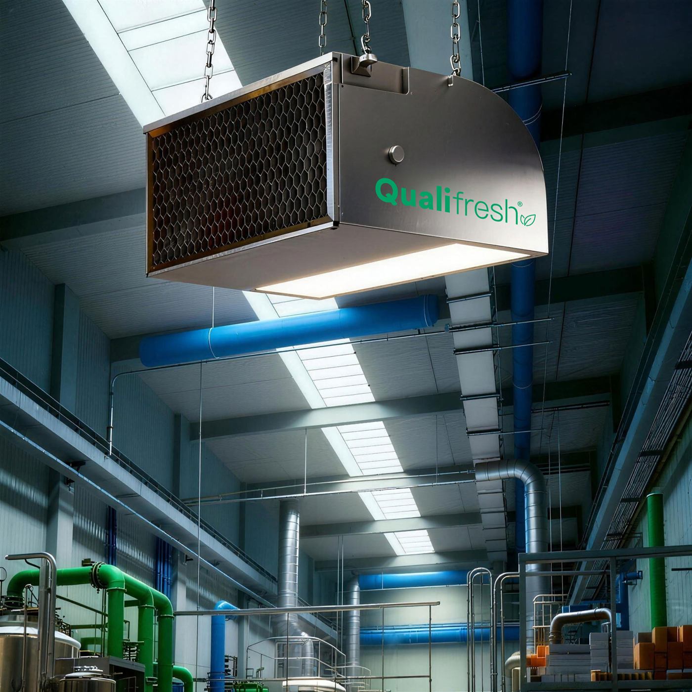 Purificatoare Qualifresh montate la tavan, într-o hală de producție